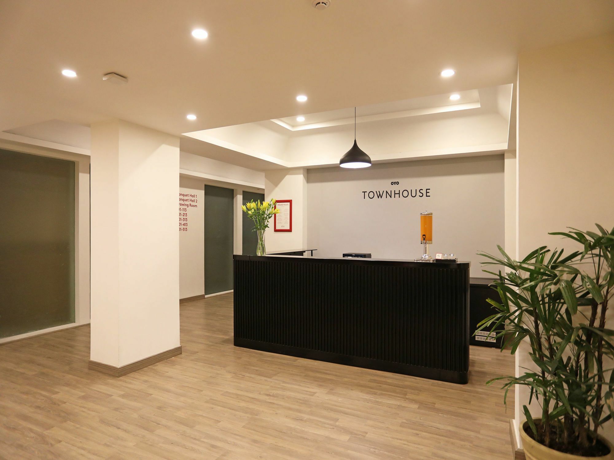 Oyo Townhouse 028 Corporate Suite Нойда Экстерьер фото