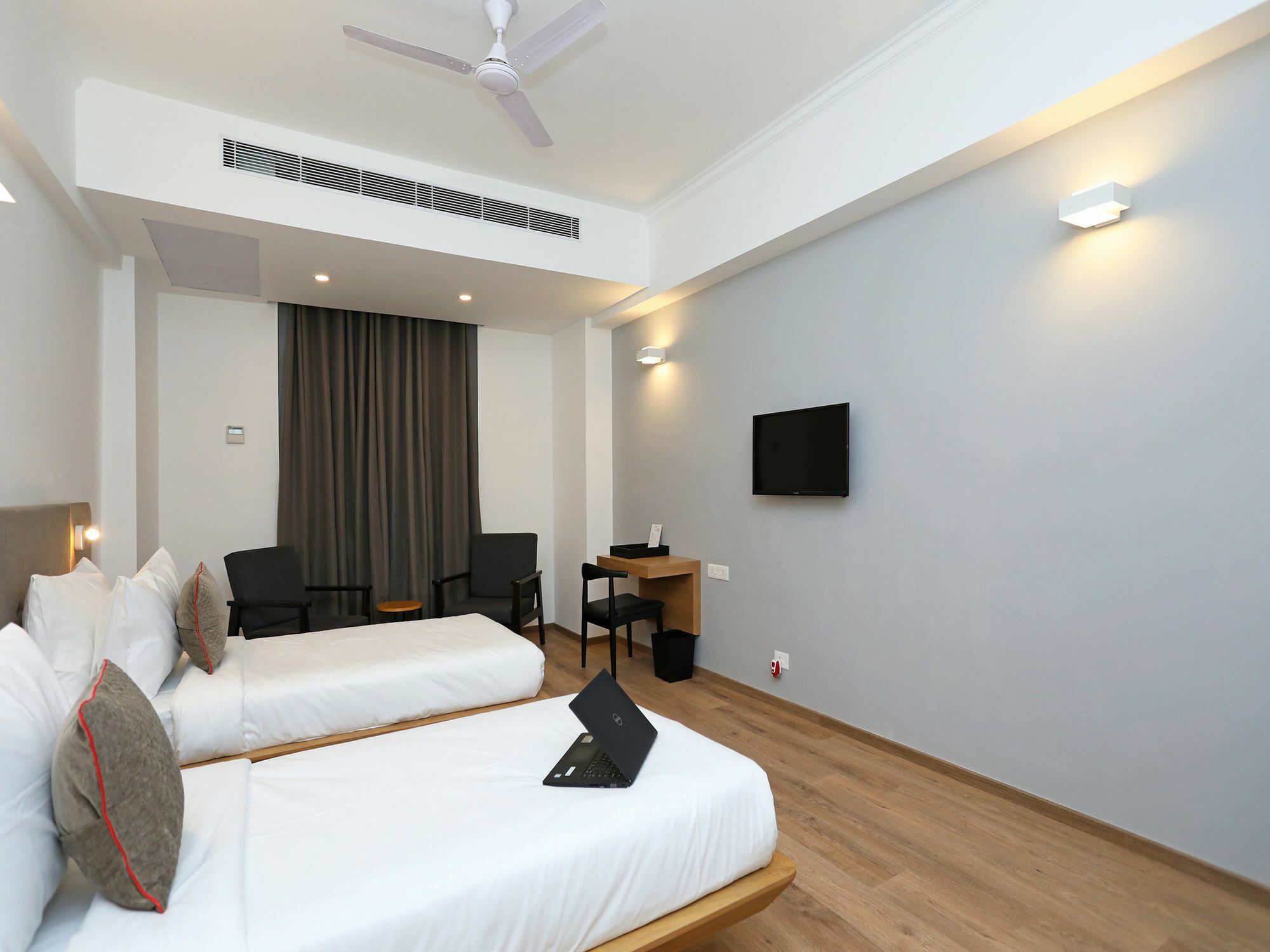Oyo Townhouse 028 Corporate Suite Нойда Экстерьер фото