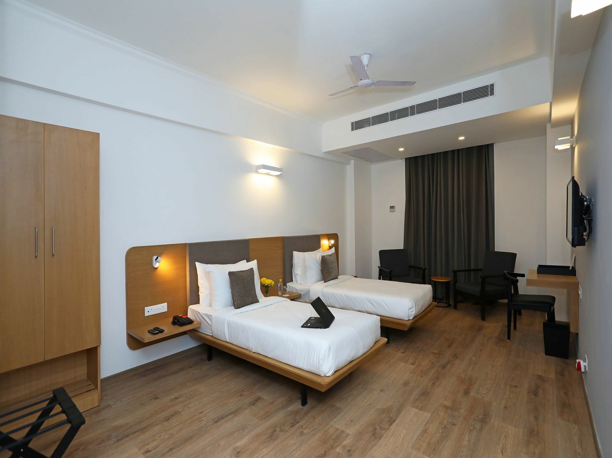 Oyo Townhouse 028 Corporate Suite Нойда Экстерьер фото